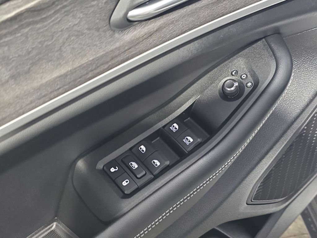 Used 2025 Silver Jeep Limited image 13