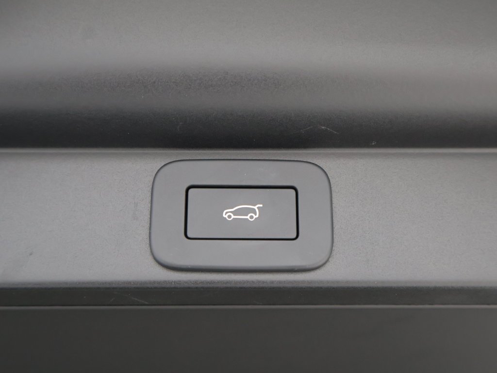 Used 2026 Santorini Black Metallic Land Rover SE image 16