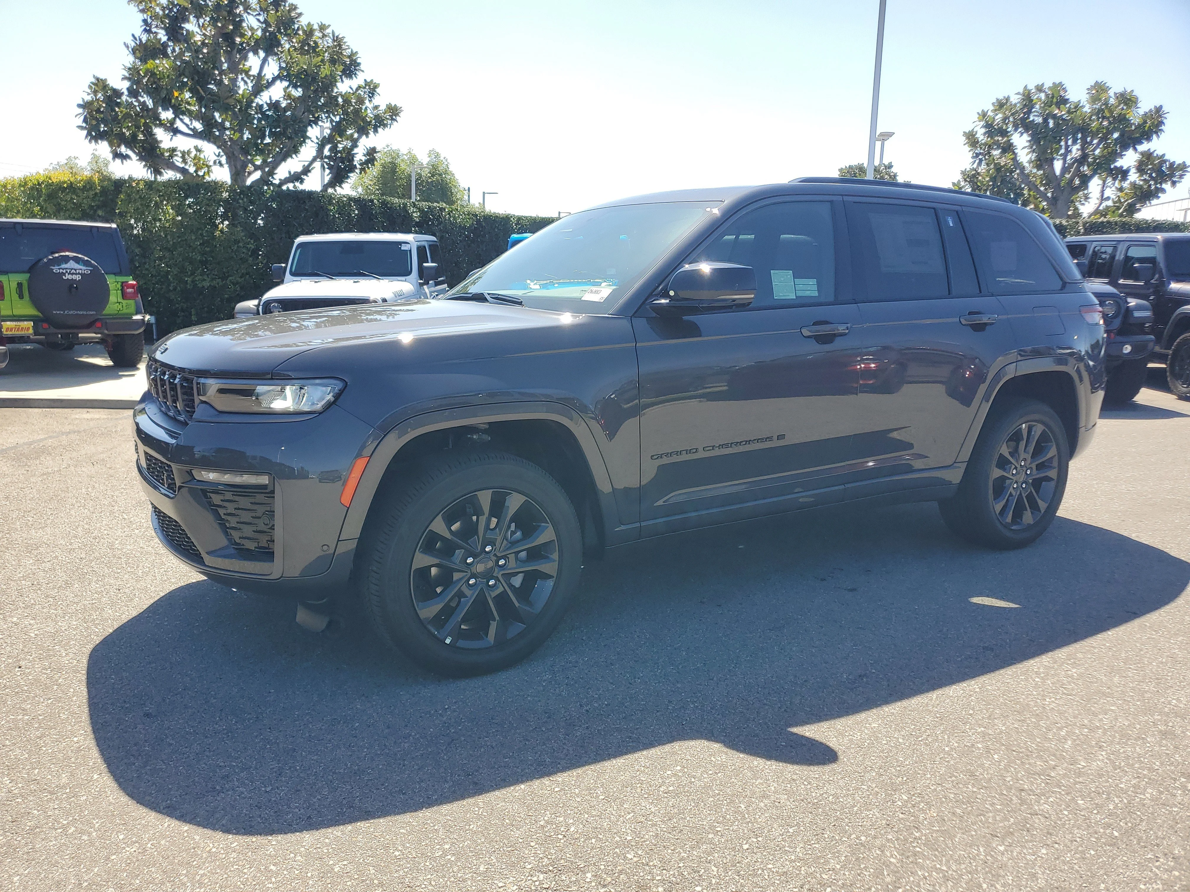 New 2026 Baltic Gray Metallic Clear-Coat Exterior Paint Jeep Limited Reserve image 8