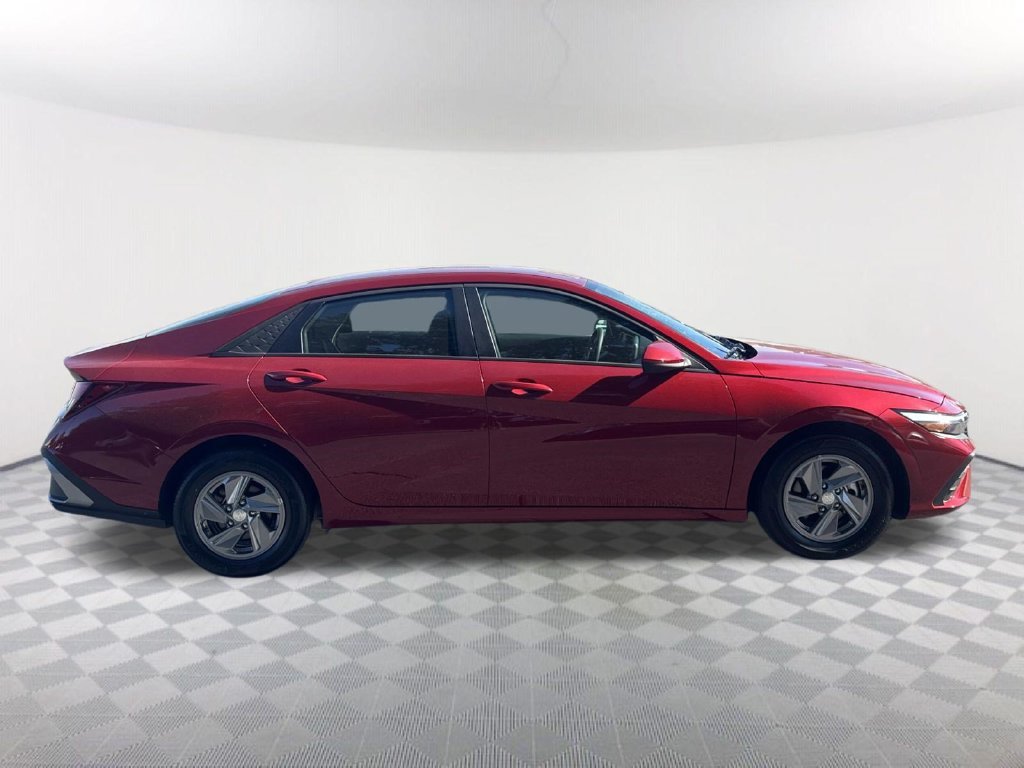 Used 2025 Red Hyundai SE image 4