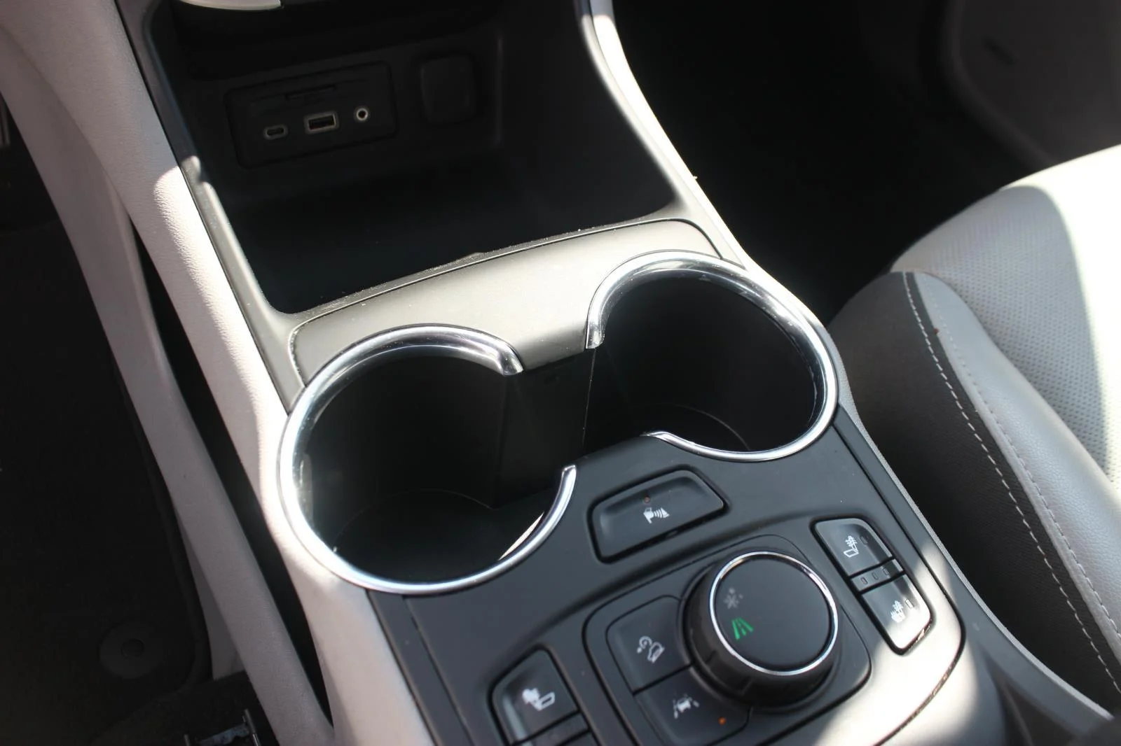 Used 2022 White Frost Tricoat GMC SLT image 24