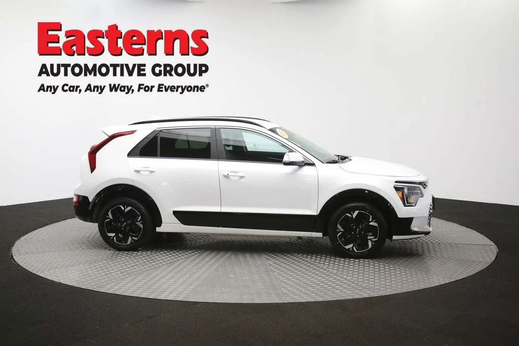 Used 2024 White Kia Wind image 44