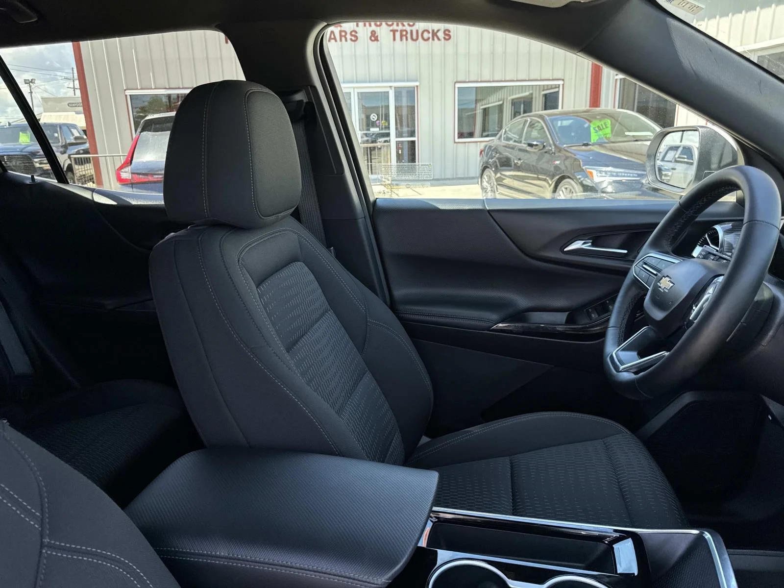 Used 2025 White Chevrolet FWD LT image 10