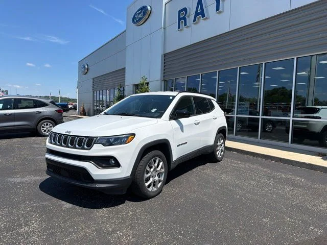 Certified Used 2023 Bright White Clearcoat Jeep Latitude Lux image 7