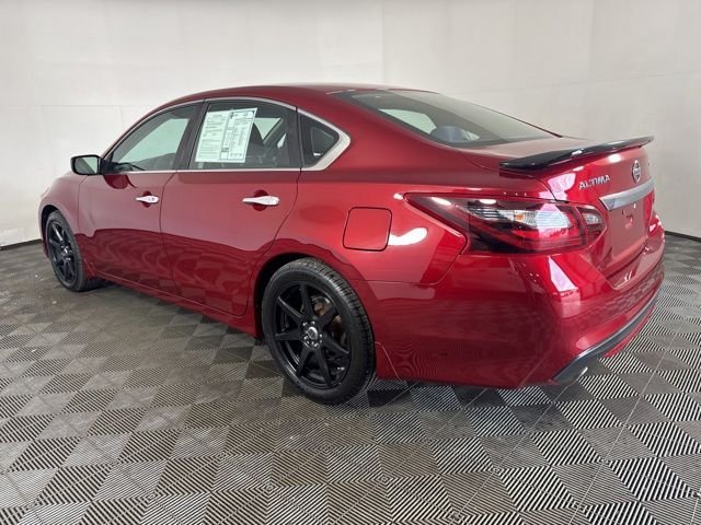 Used 2017 Red Nissan 2.5 SR image 6