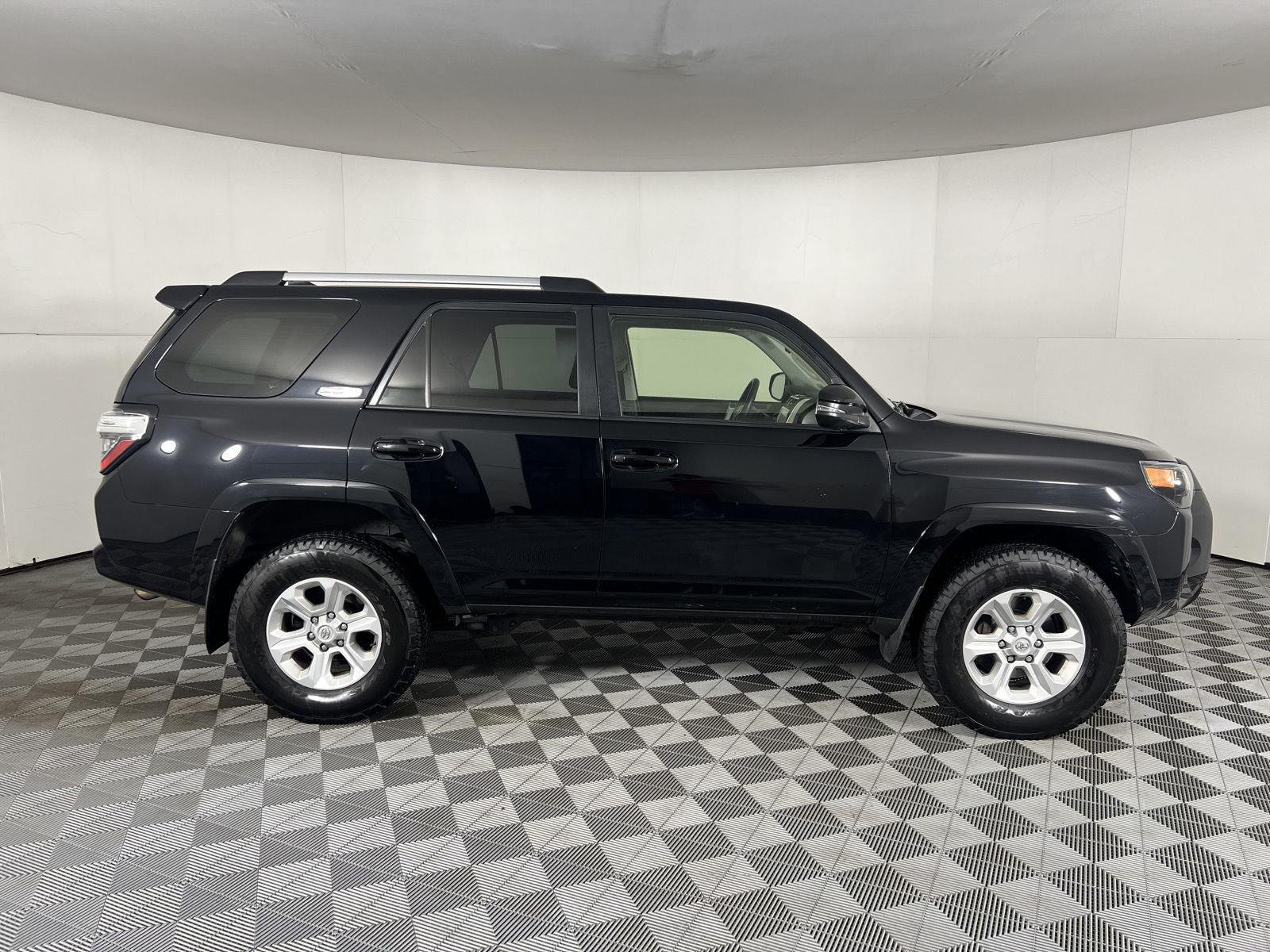 Used 2022 Midnight Black Metallic Toyota SR5 Premium image 9