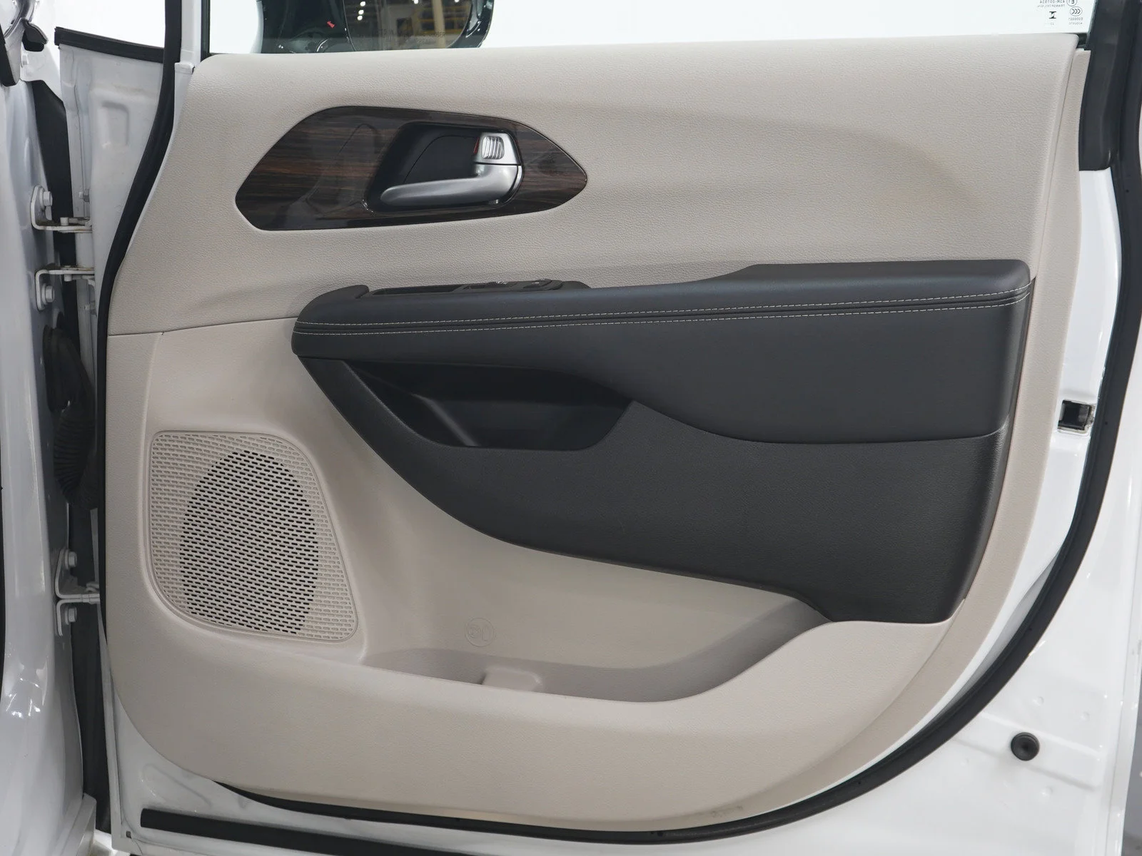 Used 2024 Bright White Clearcoat Chrysler Limited image 12