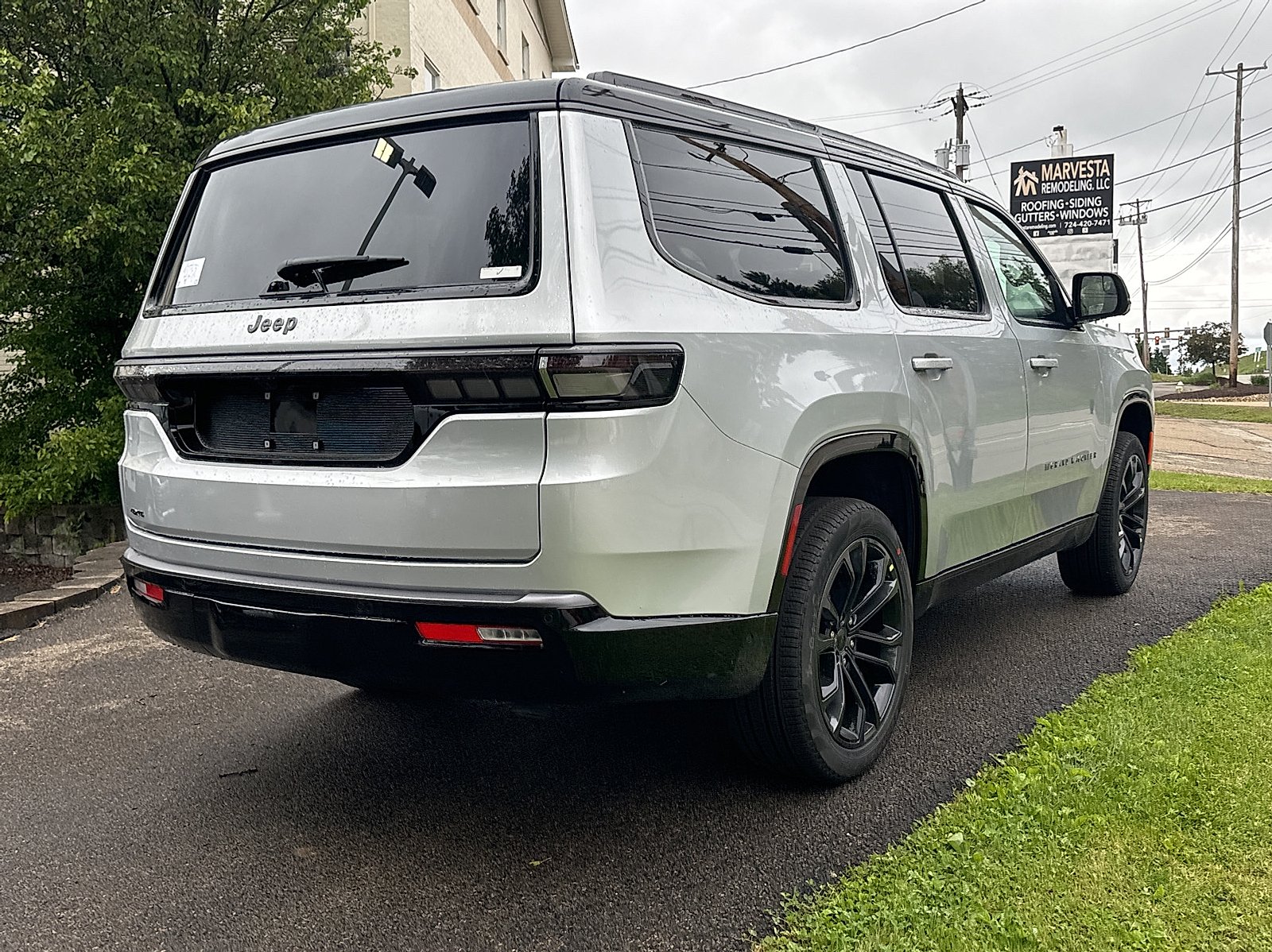 New 2026 Silver-Zynith Exterior Paint Jeep Summit Reserve 4x4 image 6