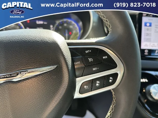 Used 2025 White Chrysler Select image 23