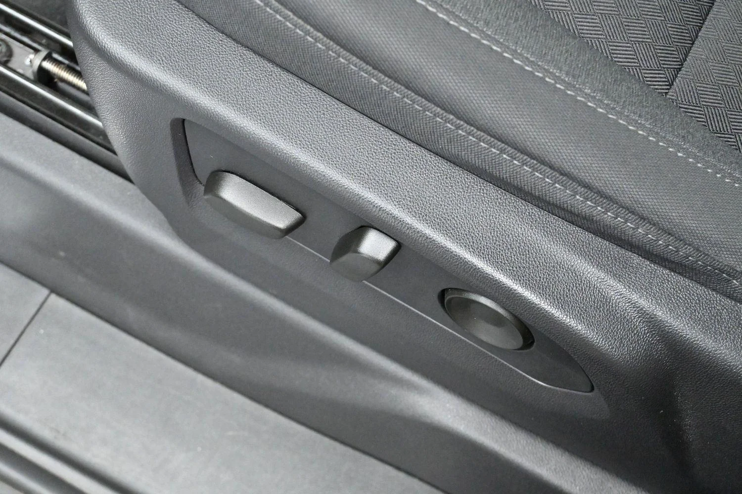 Used 2024 Summit White GMC Elevation image 14