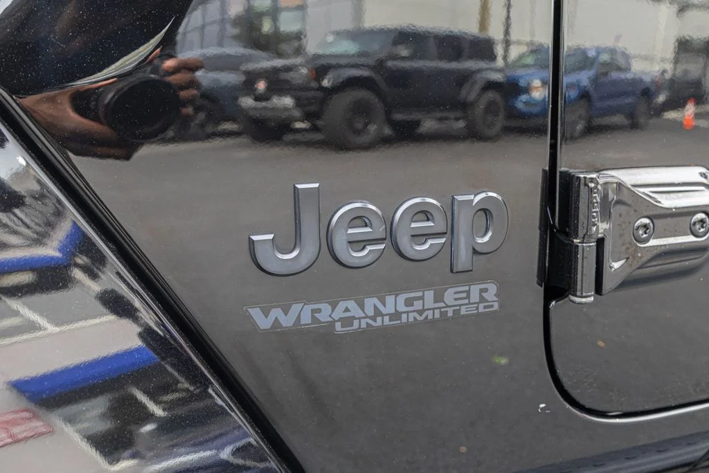 Used 2020 Black Jeep Unlimited Sahara Altitude image 15