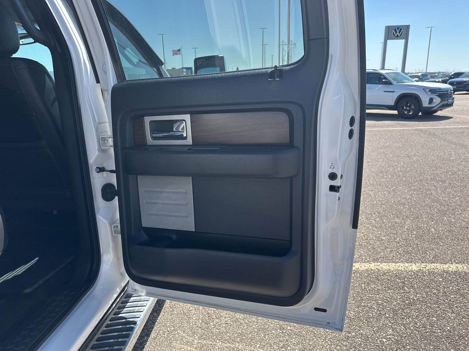 Used 2014 White Ford Lariat image 33