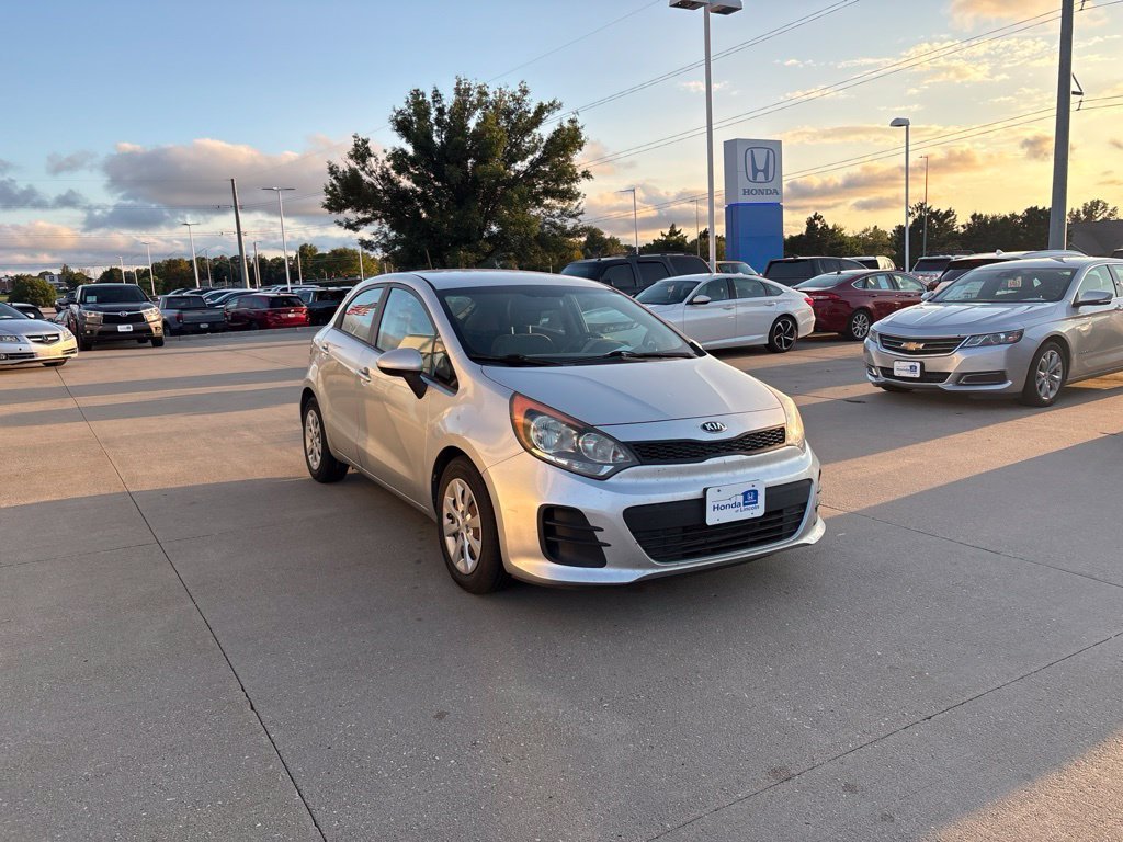 Used 2016 Bright Silver Metallic Kia LX image 3