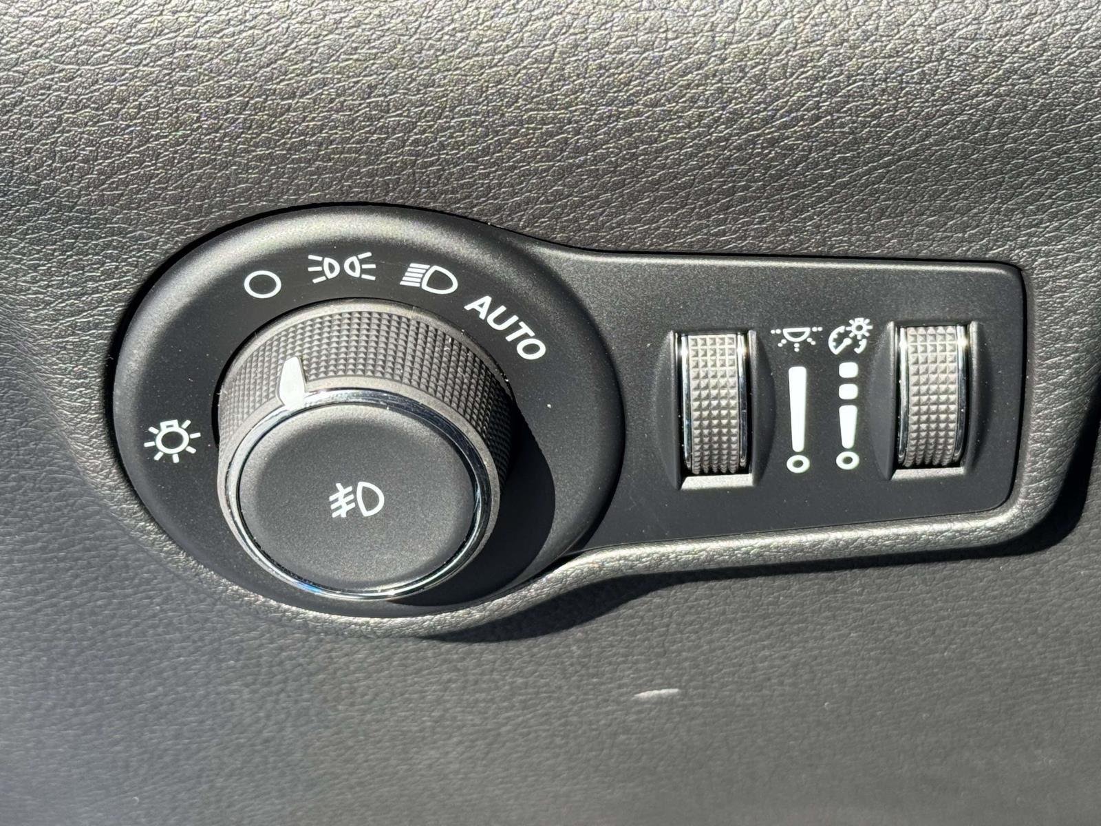New 2026 Hydro Blue Pearlcoat Jeep Latitude Altitude image 7