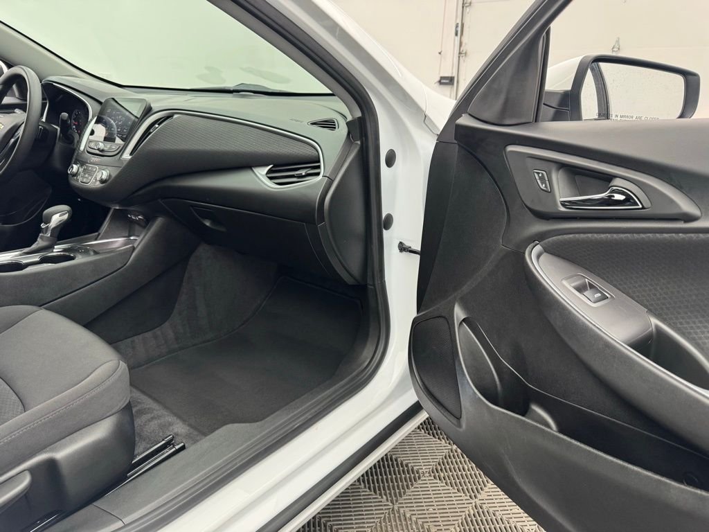 Used 2024 Summit White Chevrolet LT image 29