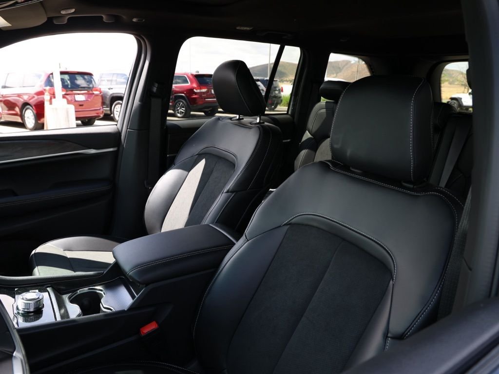 New 2026 Velvet Red Pearl-Coat Exterior Paint Jeep Laredo Altitude image 14