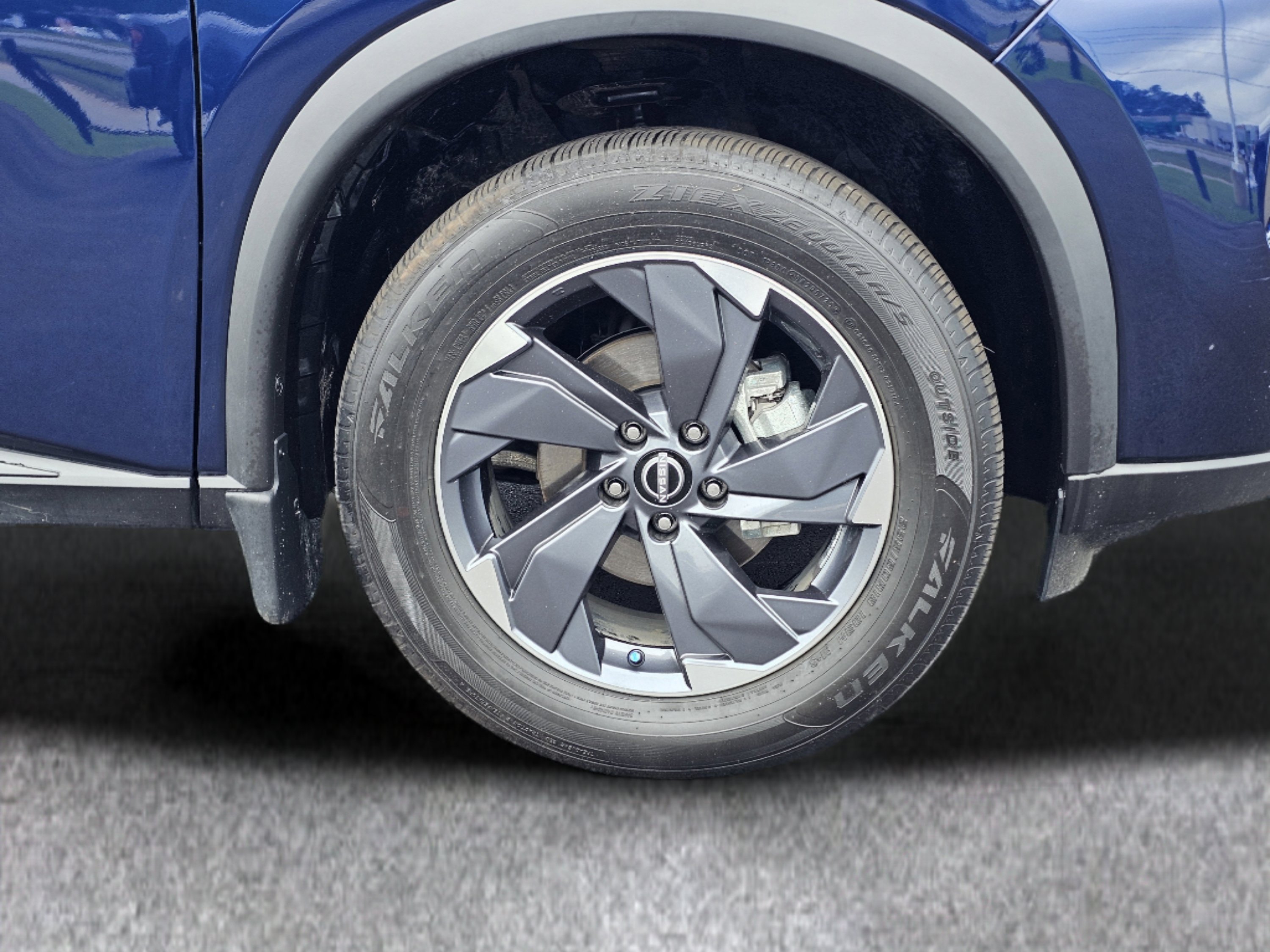 Used 2025 Deep Ocean Blue Pearl Nissan SV image 6