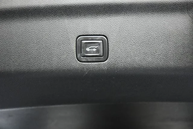 Used 2023 White GMC SLT image 13