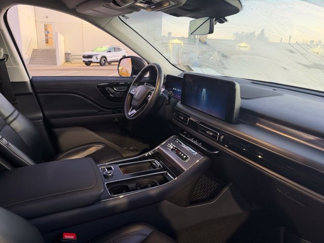 Used 2025 White Lincoln Premiere image 17