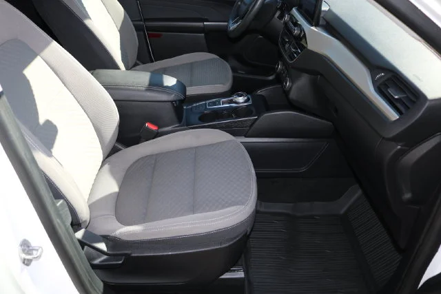 Used 2022 White Metallic Ford SE image 44