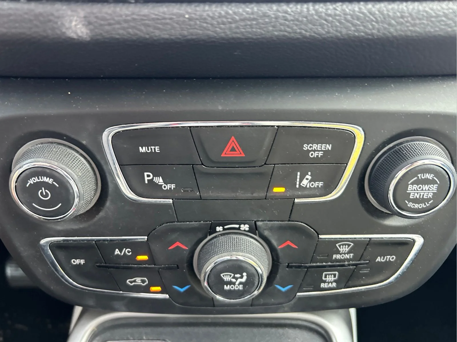 Used 2020 White Clearcoat Jeep Latitude image 30