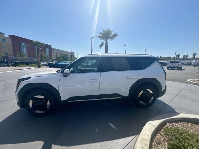 New 2026 Glacial White Kia Wind AWD image 4