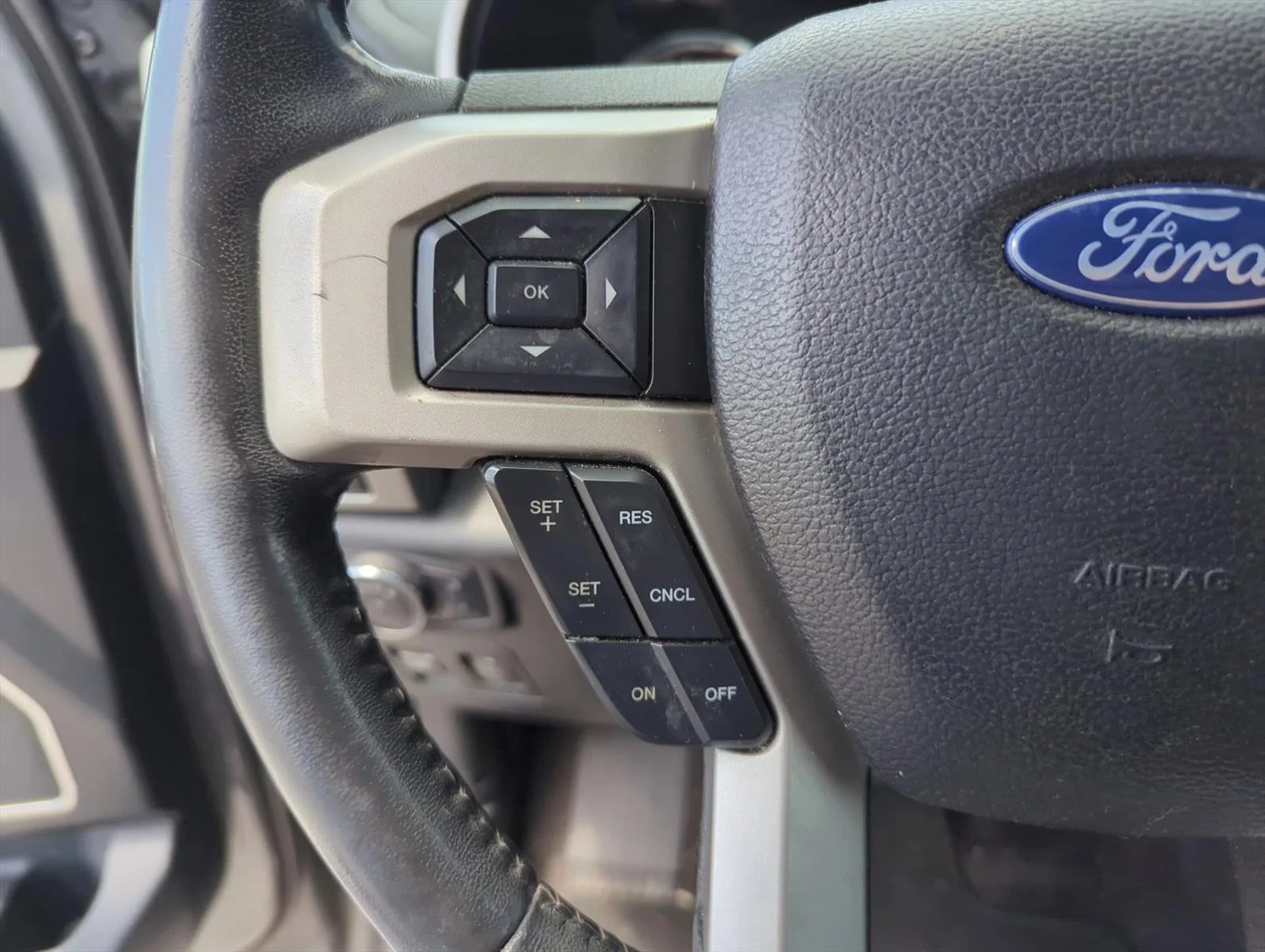 Used 2018 Magnetic Metallic Ford LARIAT image 15