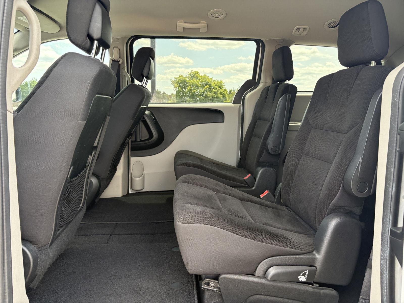 Used 2019 White Knuckle Clearcoat Dodge SE image 9