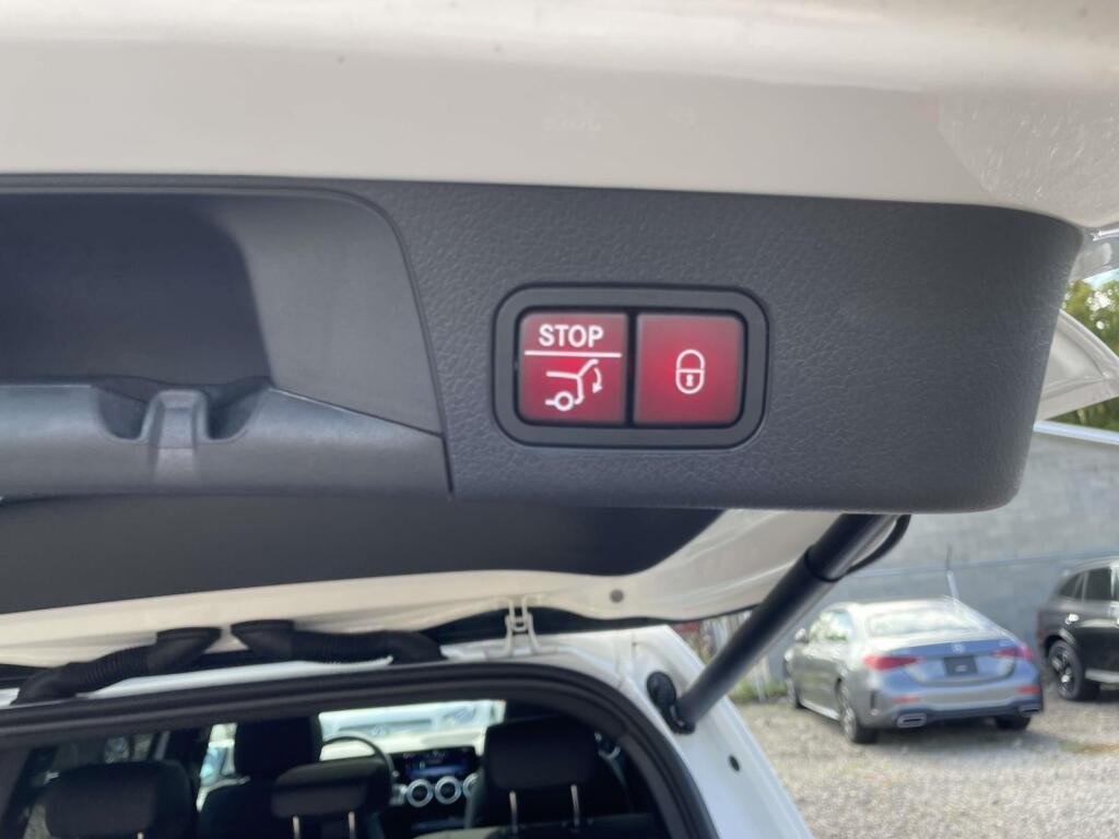 New 2026 Polar White Mercedes-Benz GLB 250 image 17