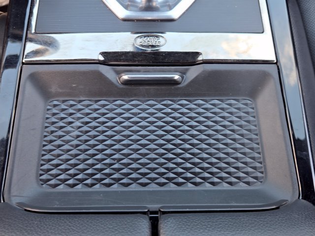 Used 2020  Land Rover R-Dynamic SE image 21