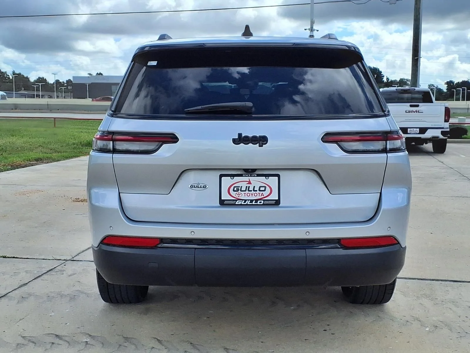 Used 2023 Silver Jeep Altitude image 7