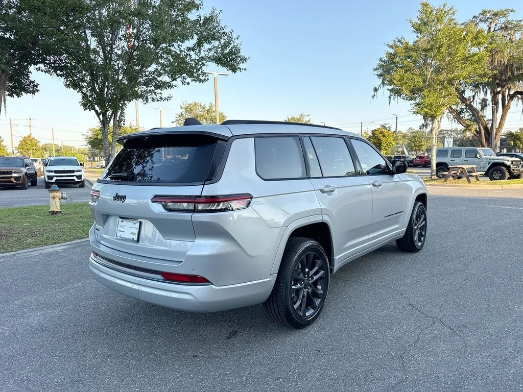 New 2026 Silver Zynith Exterior Paint Jeep Limited image 3