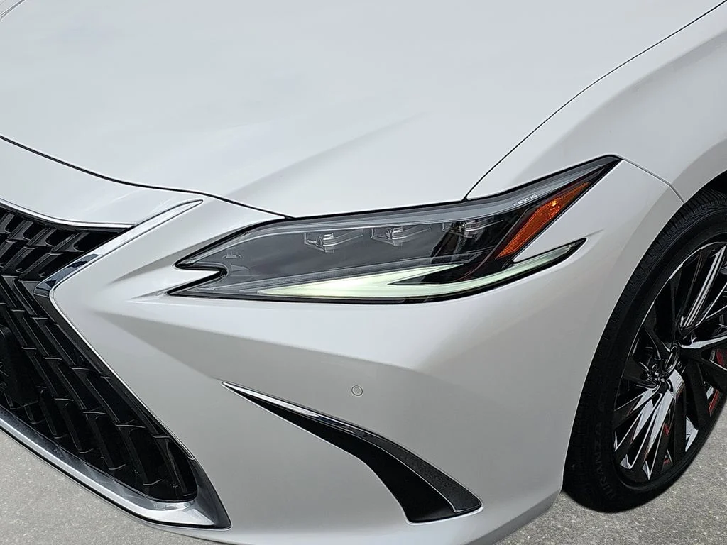 Used 2025 White Lexus 300h Luxury image 31