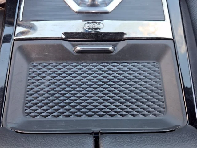 Used 2020  Land Rover R-Dynamic SE image 21