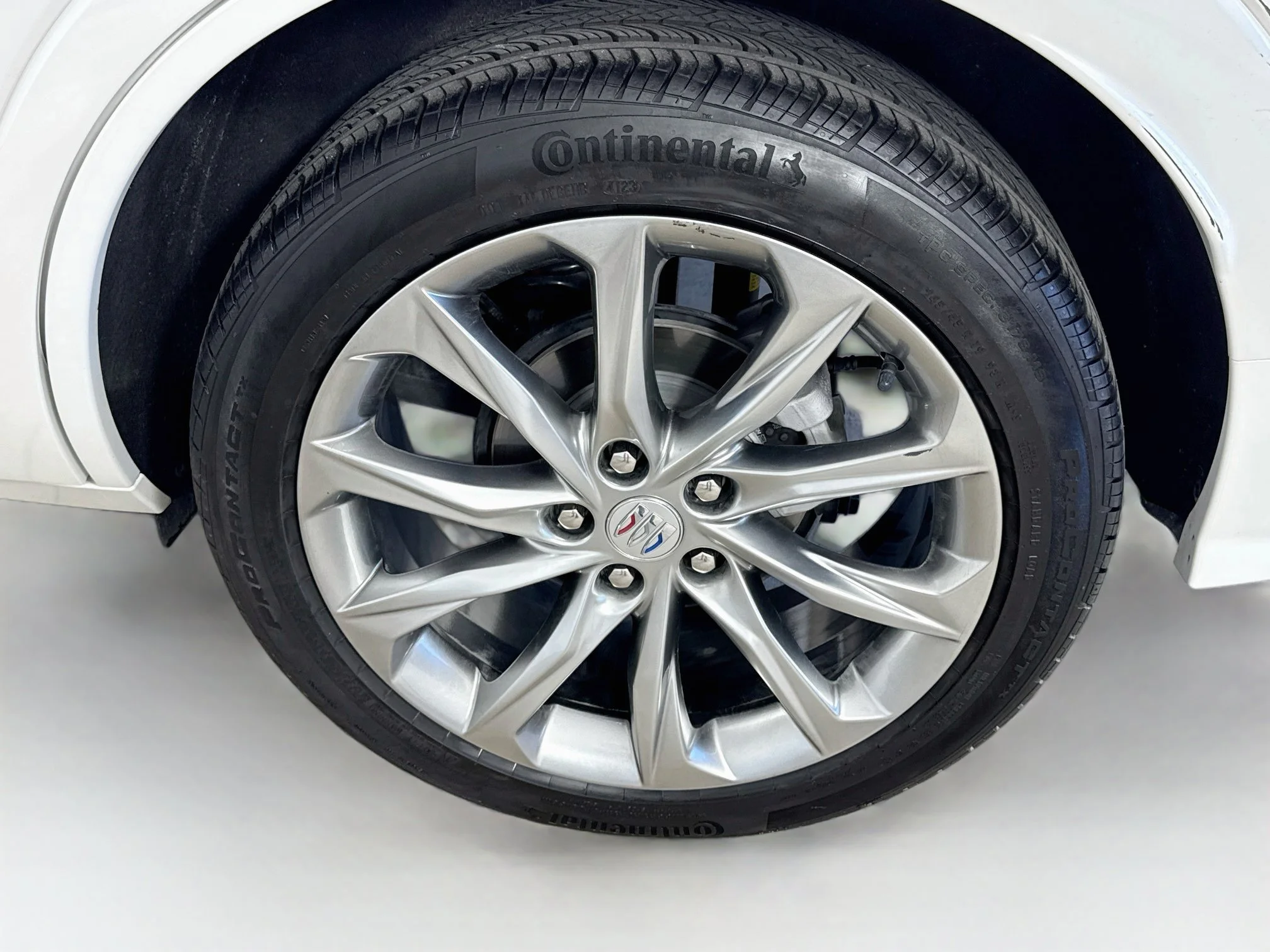 Used 2024 White Frost Tricoat Buick Avenir image 33