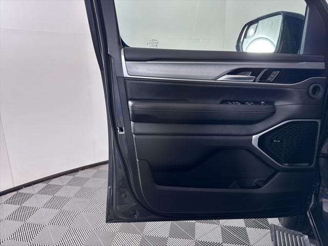 New 2026 Baltic-Gray Metallic Clear-Coat Exterior Paint Jeep Grand Wagoneer image 31