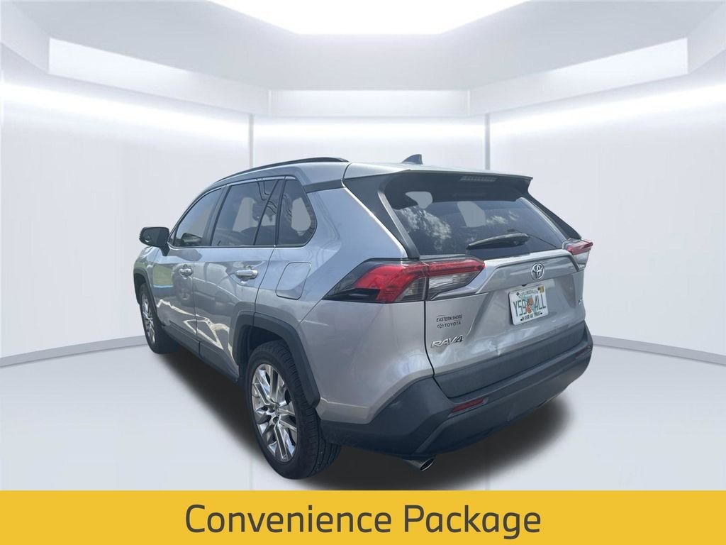 Used 2020 Silver Toyota XLE Premium image 5