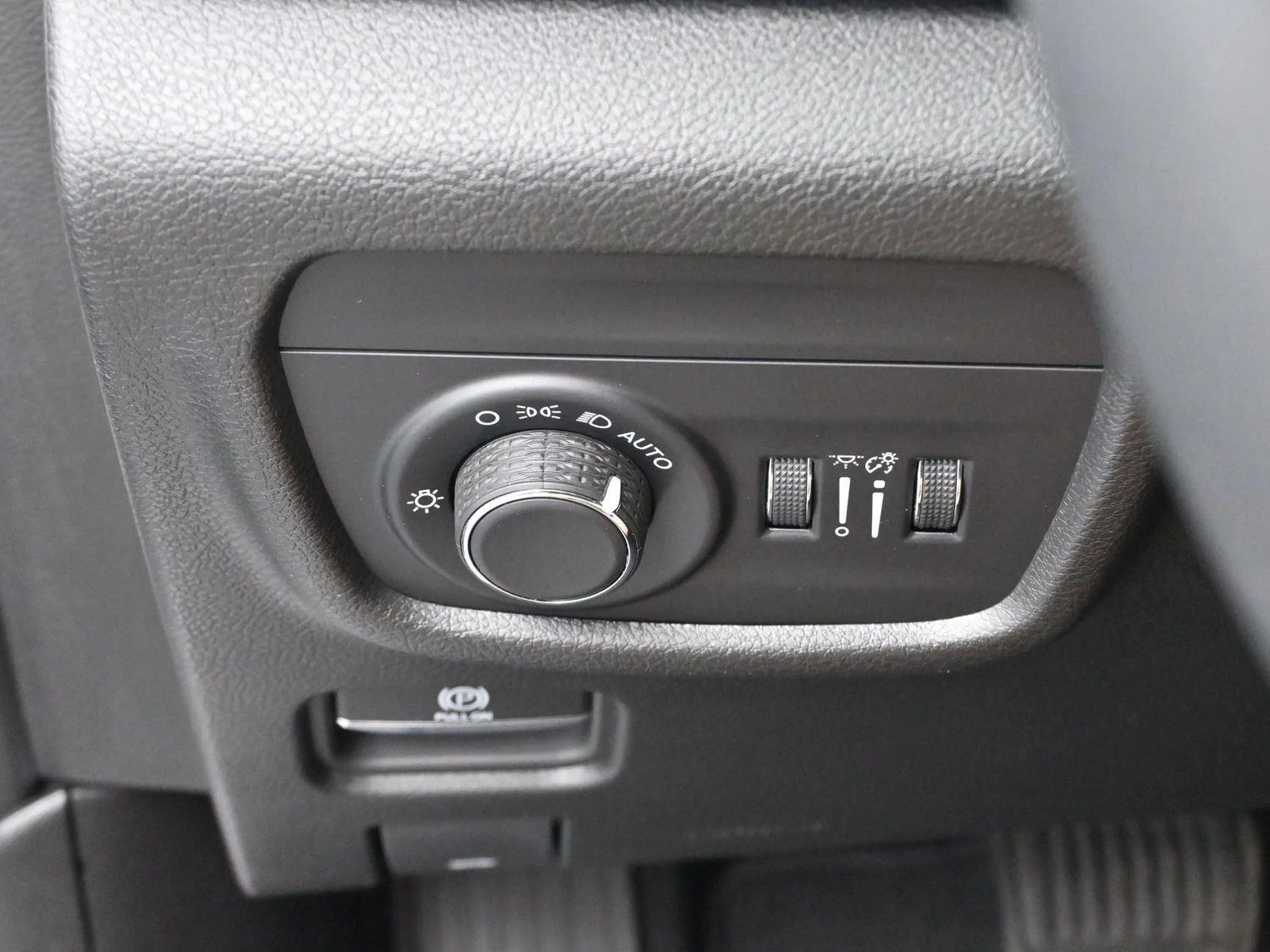 Used 2023 White Jeep Altitude image 24