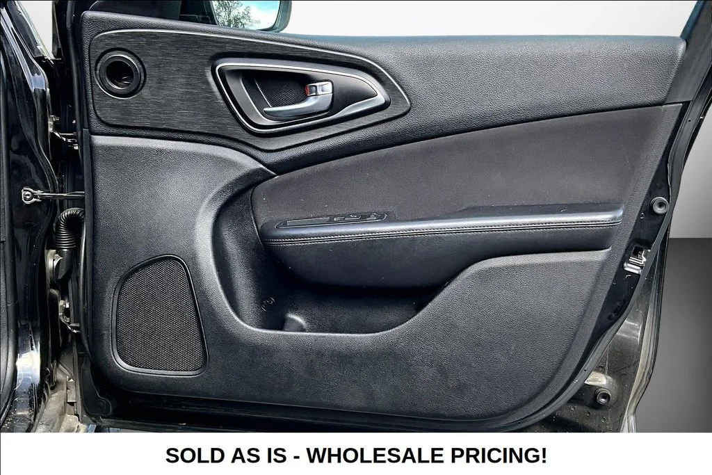 Used 2015  Chrysler Limited image 25