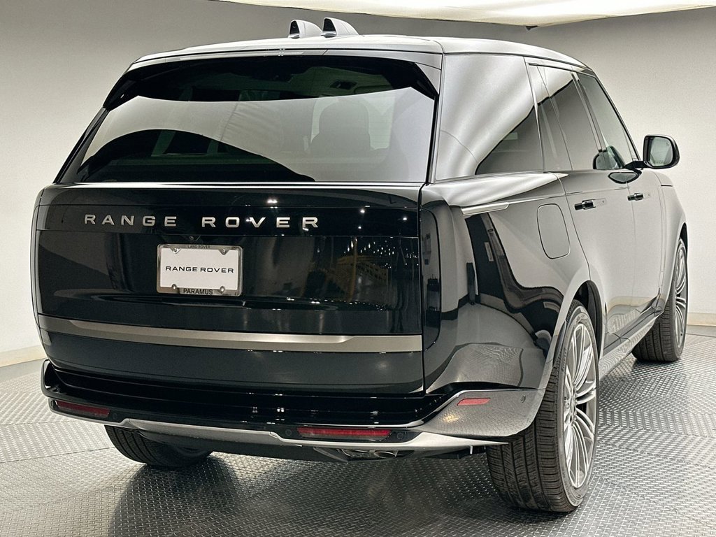 New 2027 Santorini Black Metallic Land Rover SE image 3