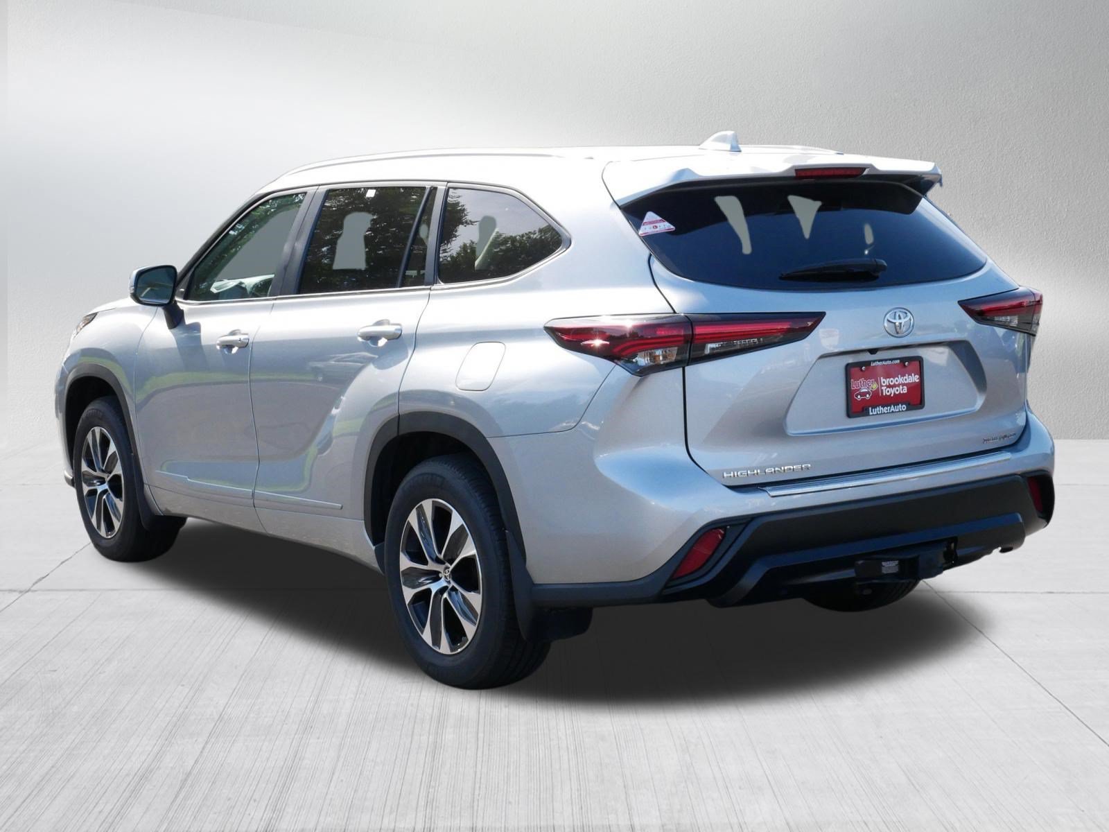 Certified Used 2025 CELESTIAL SILVER Toyota XLE image 5