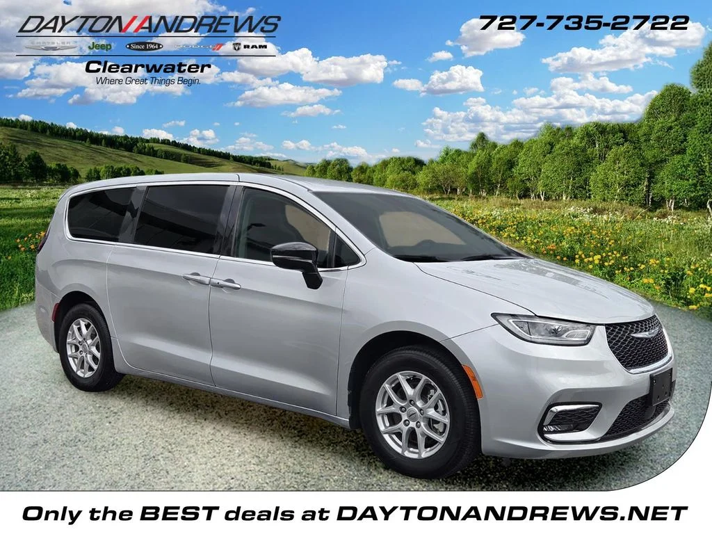 2024 Chrysler Pacifica Touring L's photo