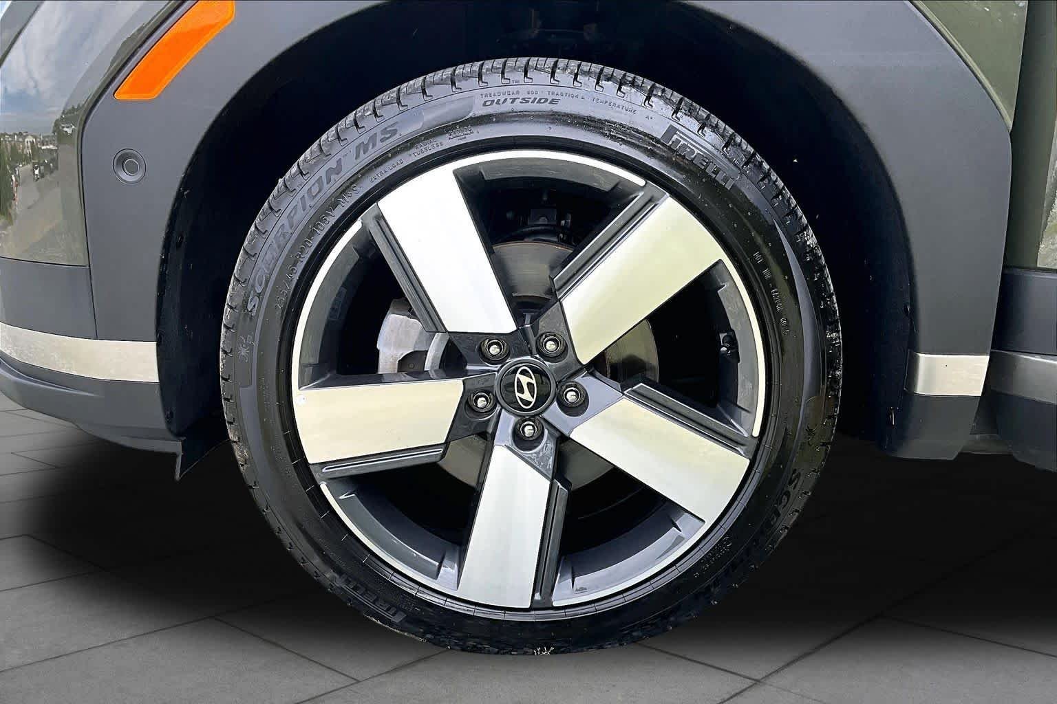 Used 2024 Rockwood Green Hyundai Limited image 11