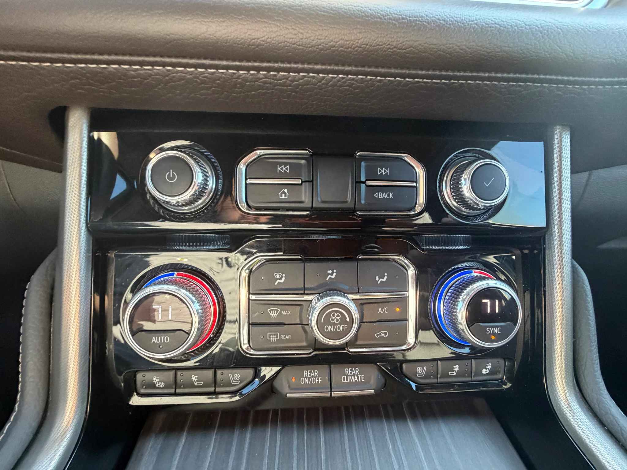 Used 2022 White Frost Tricoat GMC Denali image 27