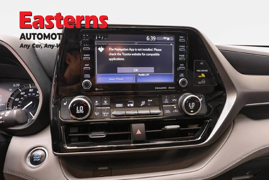 Used 2021 Silver Toyota XLE image 14