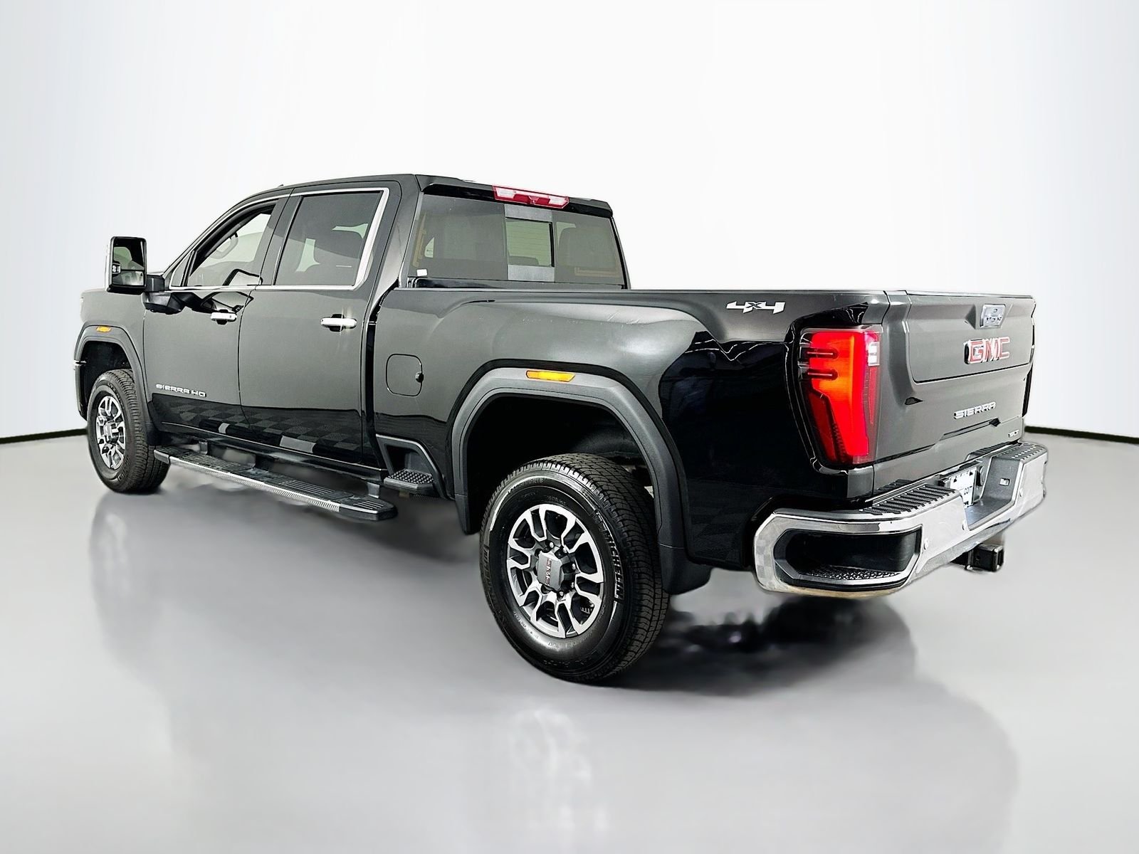 Used 2025 Onyx Black GMC SLT image 5