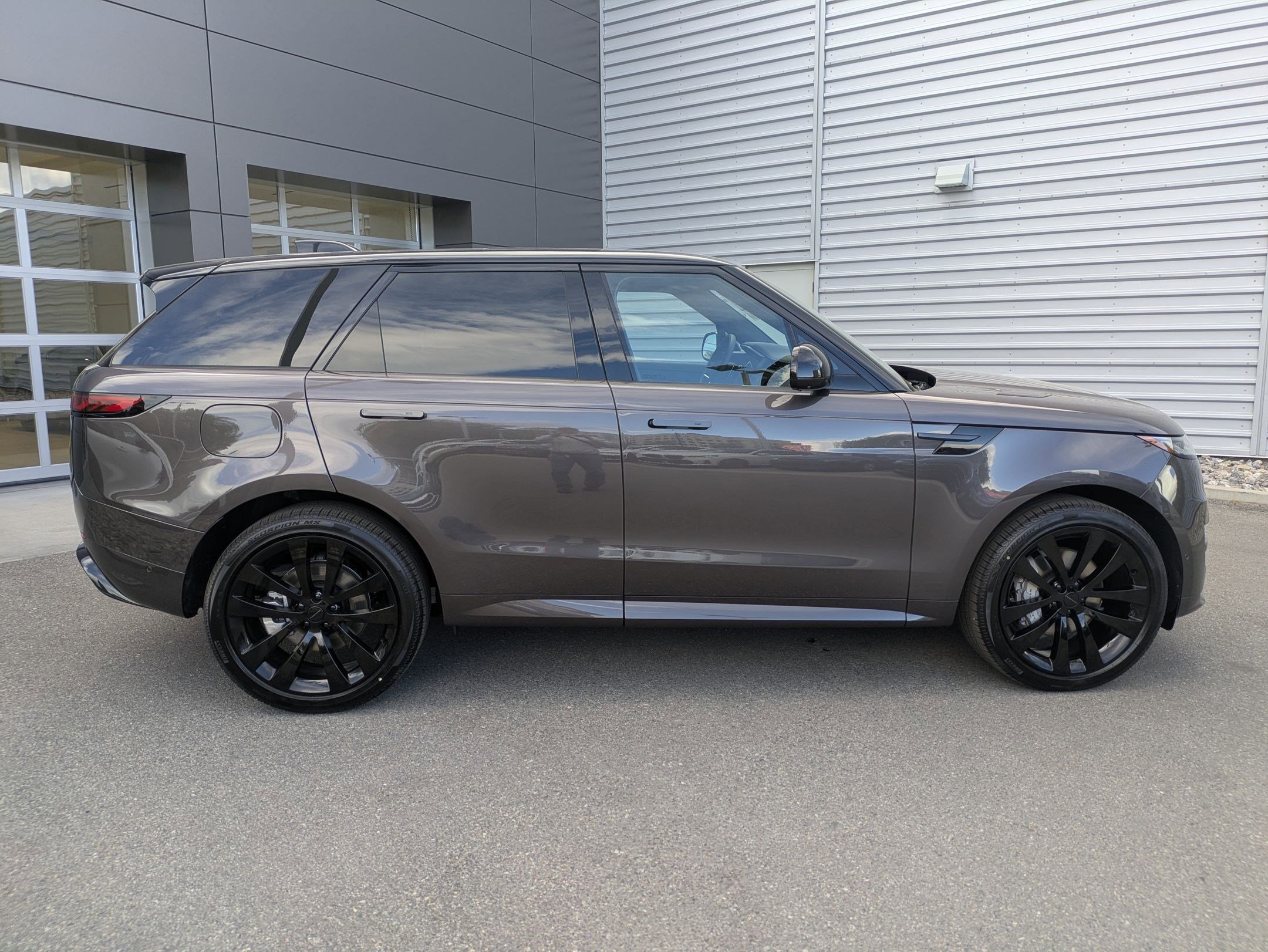 New 2026 Charente Grey Land Rover P400 Dynamic SE image 4
