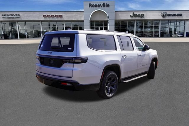 New 2026 Silver-Zynith Exterior Paint Jeep Limited Altitude image 3
