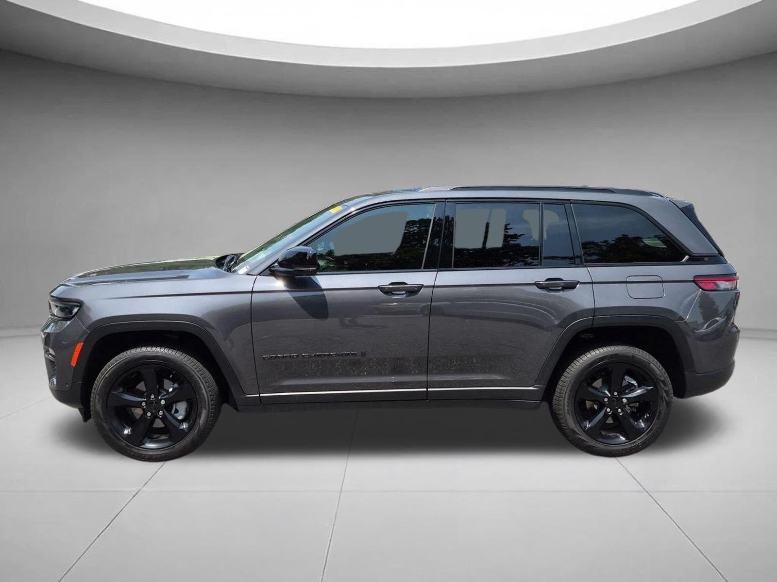 Used 2025 Baltic Gray Metallic Clearcoat Jeep Limited image 2