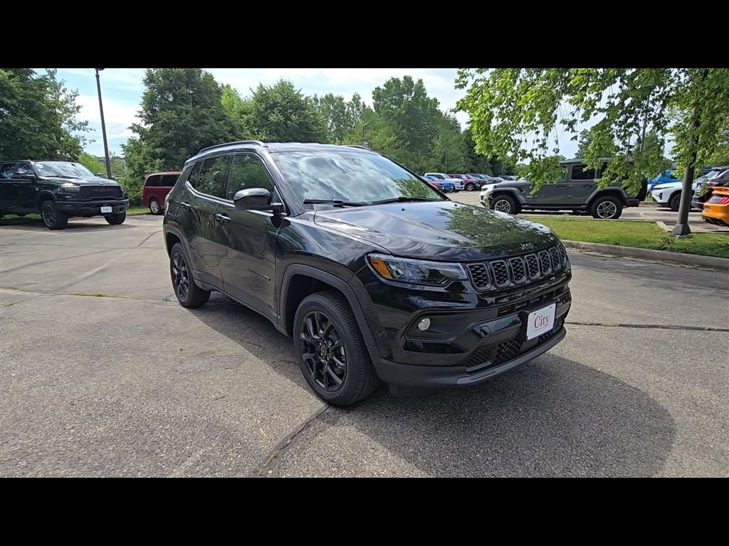 New 2026 Diamond Black Crystal Pearl-Coat Exterior Paint Jeep Altitude image 9